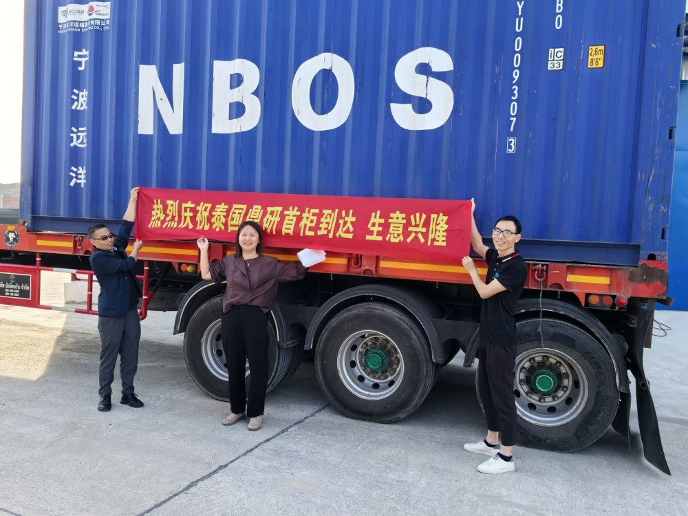 1. container med rustfrit stål ledninger ankommer til Thailand